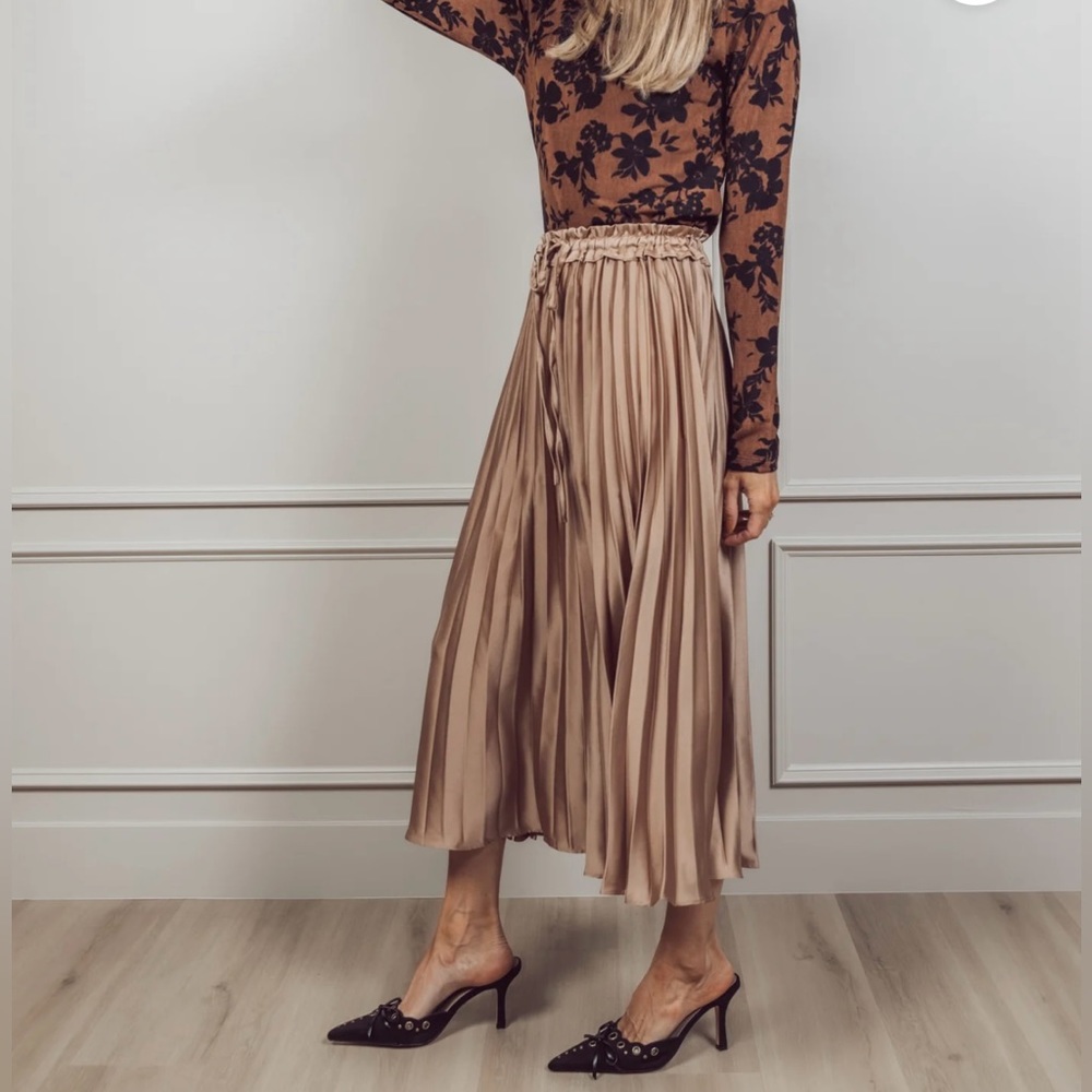 Clarks Pleated skirt by Shop Stevie.